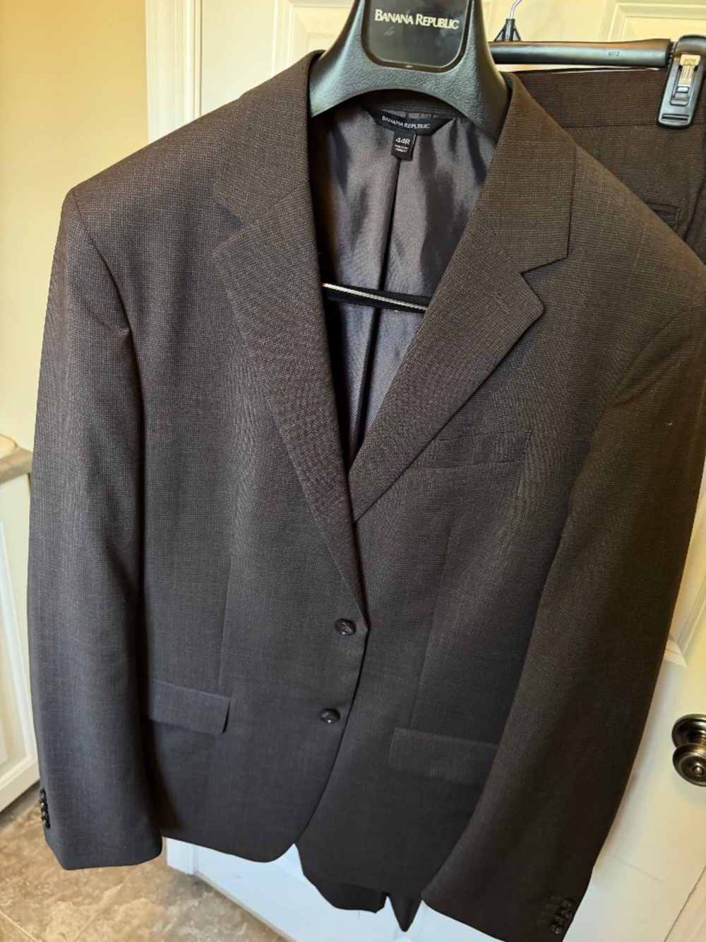 Men’s Banana Republic Suit, Reda material. 44R, 35Wx34L pants. Brown pattern.
